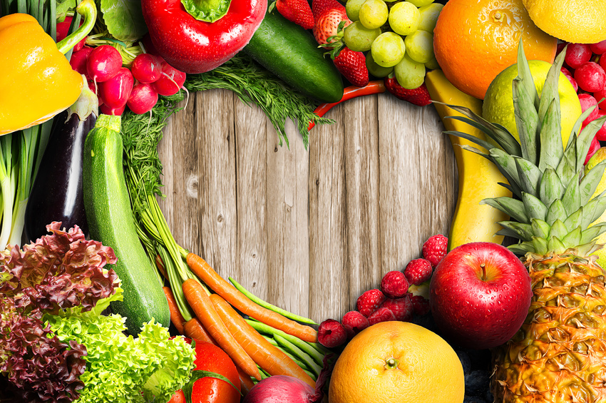 Gemüse und Früchte in Herzform